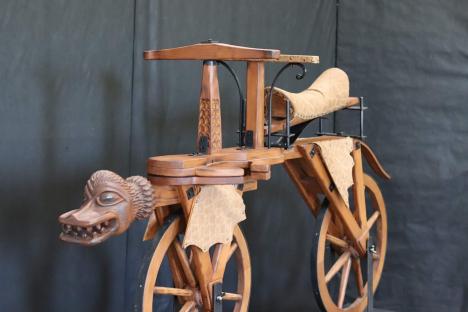 Meşterul maestrului: Un tâmplar din Bihor a devenit cunoscut prin reproducerea maşinăriilor lui Leonardo Da Vinci (FOTO)