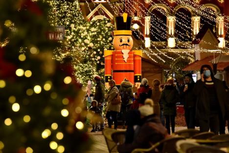 Steluțe, îngeri și Moș Crăciun: A început montarea instalațiilor de iluminat festiv în Oradea