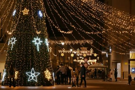 A fost pornit iluminatul de Sărbători în Oradea. Vezi cum arată! (FOTO / VIDEO)