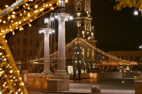 A fost pornit iluminatul de Sărbători în Oradea. Vezi cum arată! (FOTO / VIDEO)