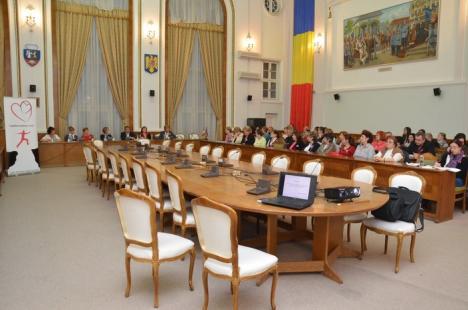 Atenţie la riscul cancerului mamar! Medici şi asistente încearcă să educe orădencele să-şi îngrijească viaţa (FOTO)