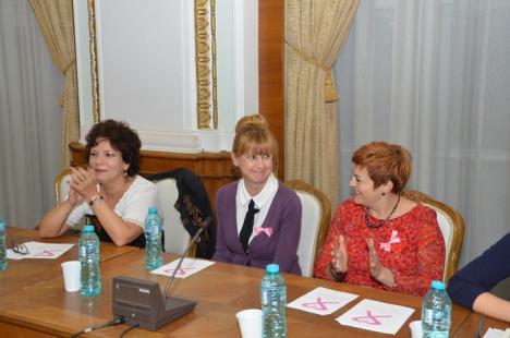 Atenţie la riscul cancerului mamar! Medici şi asistente încearcă să educe orădencele să-şi îngrijească viaţa (FOTO)