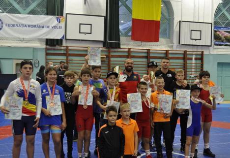 Luptătorii LPS Bihorul au dominat întrecerile Concursului Național la juniori