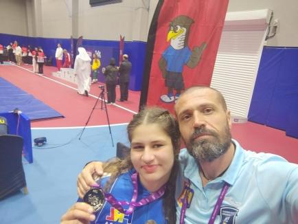 Maia Vodoileu, de la LPS Bihorul Oradea, a cucerit argintul la lupte la Gimnaziada de la Bahrain