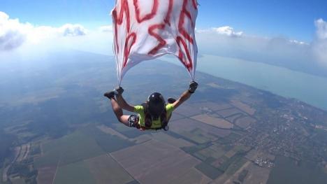 Anti-PSD şi la înălţime: Un paraşutist a sărit de la 4.000 de metri cu mesajul 'M... PSD' (FOTO)