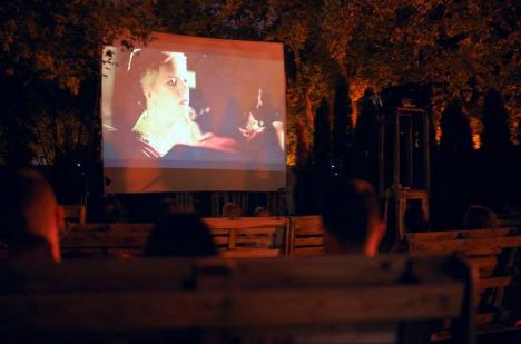 Idee pentru timpul liber: Seri de film în grădina MA hub din Oradea (VIDEO)