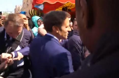 Președintele Franței, atacat cu roșii în timpul unei vizite într-o piață (VIDEO)