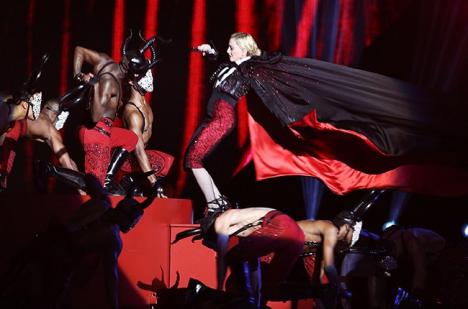 Madonna a căzut de pe scenă la Brit Awards (VIDEO)