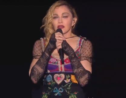 Madonna a plâns pe scenă după atentatele din Paris (VIDEO)