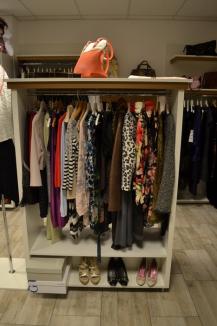 Buy and Sell: Într-un magazin din Oradea, clienţii pot să cumpere, dar să şi vândă haine (FOTO)