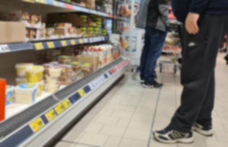 Ce se mai fură din magazine, în Oradea: Doi hoţi au luat ciocolată, caşcaval, salamuri fine, şampoane, balsamuri şi geluri de duş de 3.000 lei