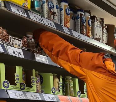 Hoaţa de ciocolată: O orădeancă cercetată pentru 26 furturi din magazine a ajuns după gratii