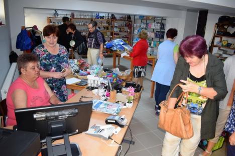 Cumpărături cu folos: Caritas Catolica a deschis încă un magazin second-hand în Oradea, încasările merg spre nevoiaşi (FOTO)