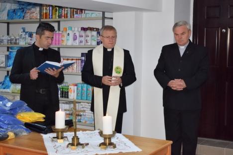 Cumpărături cu folos: Caritas Catolica a deschis încă un magazin second-hand în Oradea, încasările merg spre nevoiaşi (FOTO)