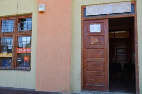 La birtuţul Primăriei: În Bihor există o primărie care şi-a deschis propriul magazin alimentar, cu tot cu birt (FOTO)