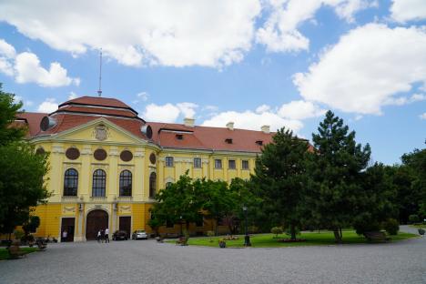 Magic Garden: Palatul Baroc din Oradea și grădina din jurul acestuia devin tărâm fantastic, cu personaje istorice, instalații luminoase și proiecții pe fațadă