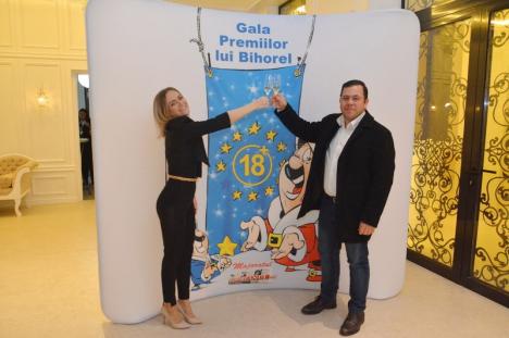 Gala Premiilor lui Bihorel 2018. Petrecere cu poante video, caricaturi şi concert Compact la Majoratul BIHOREANULUI. Vezi câteva momente! (FOTO / VIDEO)