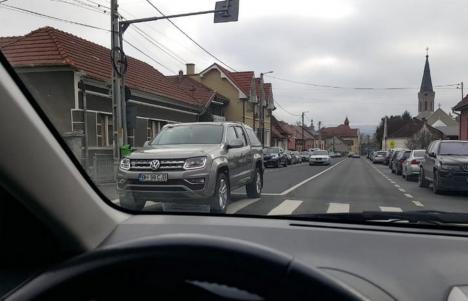 Nenoroc cu Amarok: Vicepreşedintele CJ Bihor, Mircea Mălan, prins cu maşina de serviciu în timpul liber (FOTO)