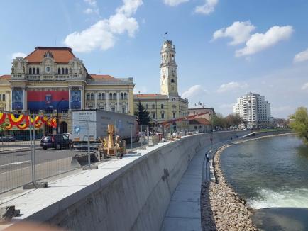 Constructorii montează blocurile de piatră ale promenadei de pe malul Crişului Repede în Oradea (FOTO)