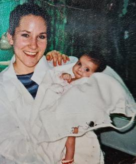 Mama din America: Povestea Casandrei, bihoreanca abandonată la naștere în spital, azi adolescentă fericită într-o familie din SUA (FOTO)