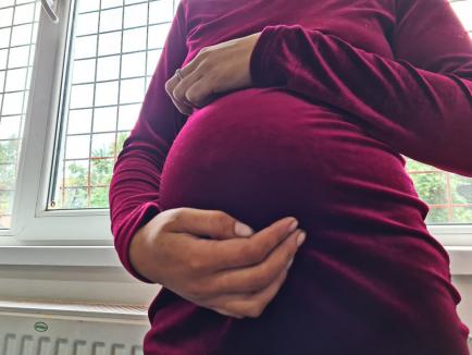 O gravidă cu Covid din Bihor a murit după 11 zile de agonie la ATI. O săptămână se tratase cu paracetamol acasă, unde a lăsat 4 copii orfani