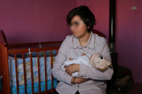 Mamă la 14 ani: O adolescentă din Bihor a devenit mămică după ce a fost violată de un consătean (FOTO / VIDEO)