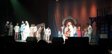 Musicalul Mamma Mia în Oradea: Aproximativ 1000 de persoane au cântat împreună, cucerite de povestea de dragoste dintre Loredana și Cornel Ilie (FOTO / VIDEO)