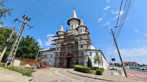 Recidivă la mănăstire: Noi lucrări neautorizate la Mănăstirea Sfintei Cruci din Oradea (FOTO)