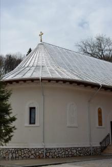 Mănăstirea Izbuc: se sărbătoreşte hramul lăcaşului de cult şi sfinţirea noii bisericii. Programul evenimentelor
