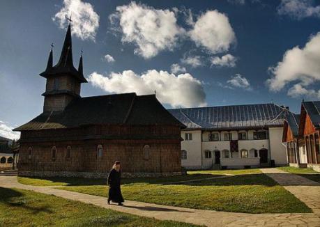 Tinerii orădeni, invitaţi în excursie la Mănăstirea Oaşa şi la Alba Iulia de Ziua României