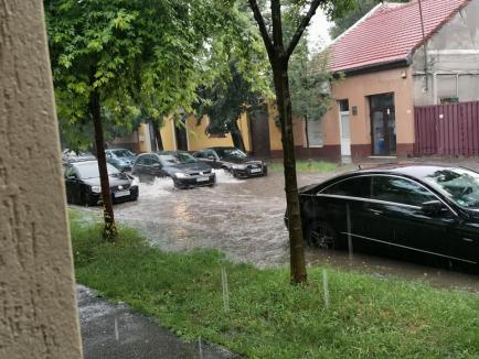 Oradea sub apă: Zeci de străzi, beciuri şi curţi au fost inundate în oraş (FOTO / VIDEO)