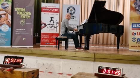 A început maratonul! Orădeanul Thurzó Zoltán încearcă să doboare un record mondial, cu un concert de pian care va ţine 6 zile şi 6 nopţi (FOTO / VIDEO)