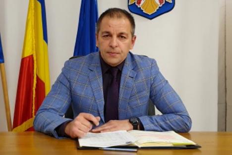 Primarul din Marghita, pus pe tăieri: Vrea să dea afară 20% dintre angajaţii Primăriei şi să reducă toate salariile şi indemnizaţiile (VIDEO)