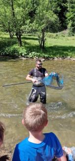 Ranger pe viață: Fost „junior ranger”, Marcus Drimbea îi învață pe copiii de la sate să iubească natura (FOTO)