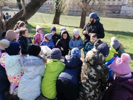 Ranger pe viață: Fost „junior ranger”, Marcus Drimbea îi învață pe copiii de la sate să iubească natura (FOTO)