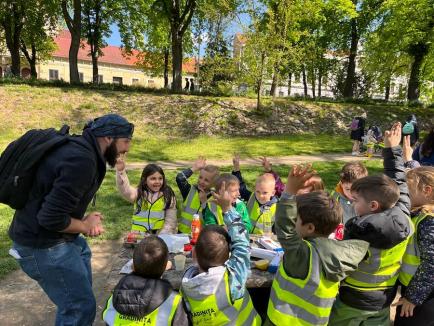 Ranger pe viață: Fost „junior ranger”, Marcus Drimbea îi învață pe copiii de la sate să iubească natura (FOTO)