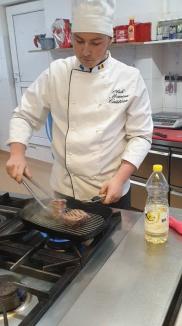 Un elev din Oradea, cel mai bun din ţară în bucătărie: A câştigat premiul I, dar şi un premiu special la un concurs şcolar de gastronomie (FOTO)