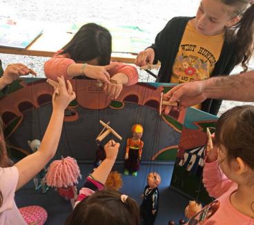 Proiectul 'Marionete la şcoală': sute de copii din Bihor au învăţat să fie păpuşari şi regizori (FOTO)