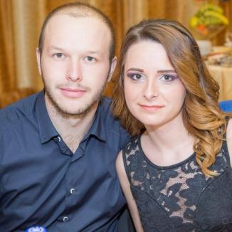 Iubire dincolo de moarte: Cei doi tineri logodnici din Drăgăneşti care au murit carbonizaţi într-un incendiu au fost înmormântaţi împreună (FOTO)