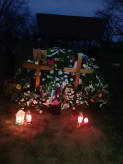 Iubire dincolo de moarte: Cei doi tineri logodnici din Drăgăneşti care au murit carbonizaţi într-un incendiu au fost înmormântaţi împreună (FOTO)