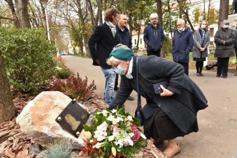 În memoria Annei Marossy: O plăcuţă comemorativă a fost amplasată în Parcul Libertăţii, pentru omagierea reputatului biolog