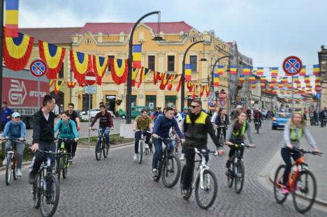 Biciclete în aer, în fața Primăriei Oradea: Sute de bicliști au participat la „Critical Mass” (FOTO / VIDEO)