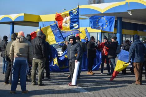 'Steagul UE e la noi, PSD, marş la gunoi!': Ştafeta Steagului Uniunii Europene a ajuns în ţară prin Vama Borş (FOTO/VIDEO)