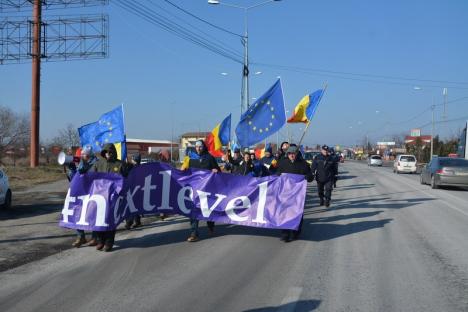 'Steagul UE e la noi, PSD, marş la gunoi!': Ştafeta Steagului Uniunii Europene a ajuns în ţară prin Vama Borş (FOTO/VIDEO)