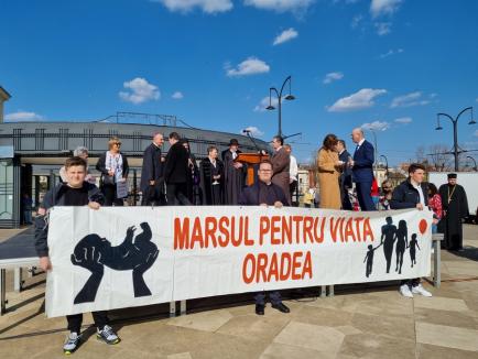 Marș pentru viață la Oradea: Sute de persoane au ieșit la protest împotriva avorturilor (FOTO / VIDEO)