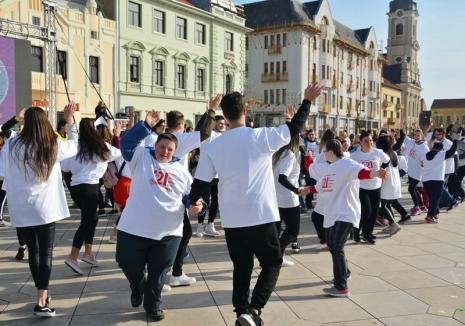 Dansatori în Piața Unirii: Peste 150 de orădeni au participat la flash-mob-ul organizat de Ziua Sindromului Down (FOTO / VIDEO)