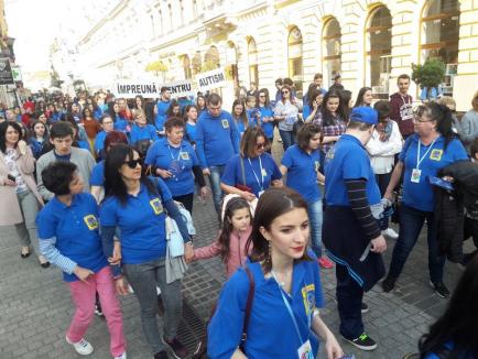 Marş în centrul Oradiei, de Ziua Internaţională de Conştientizare a Autismului (FOTO)