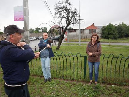 Protest în Oradea, împotriva tăierilor de vegetaţie de pe malul Peţei. 'Birturile nu încurcă pe dig, numai arborii!' (FOTO / VIDEO)
