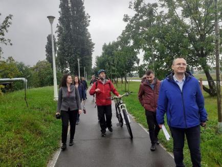 Protest în Oradea, împotriva tăierilor de vegetaţie de pe malul Peţei. 'Birturile nu încurcă pe dig, numai arborii!' (FOTO / VIDEO)