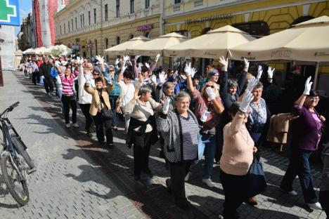 Cu mănuşi albe. O sută de surzi au mărşăluit pe Corso salutând orădenii prin fluturări de mâini (FOTO/VIDEO)